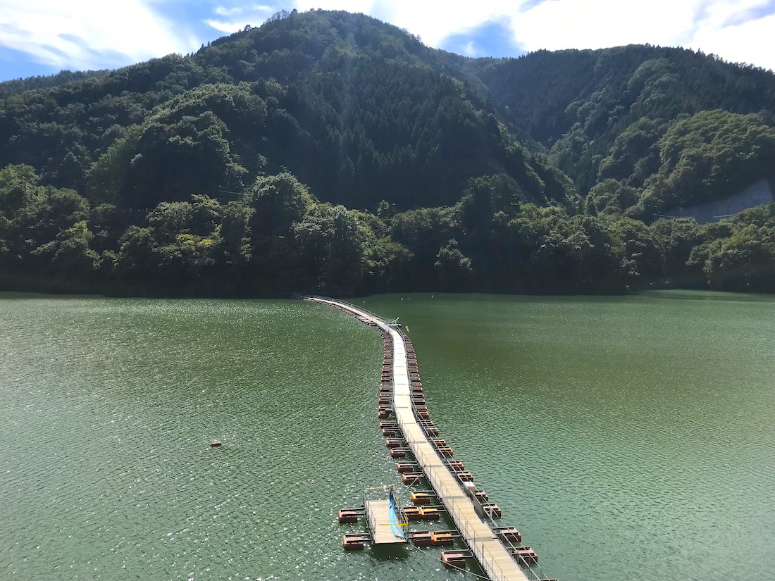 奥多摩湖の麦山浮橋