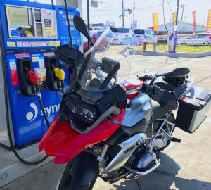 R1200GSでガソリンスタンド