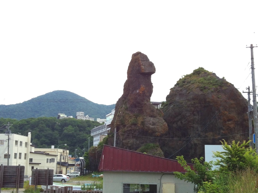 ウトロのゴジラ岩